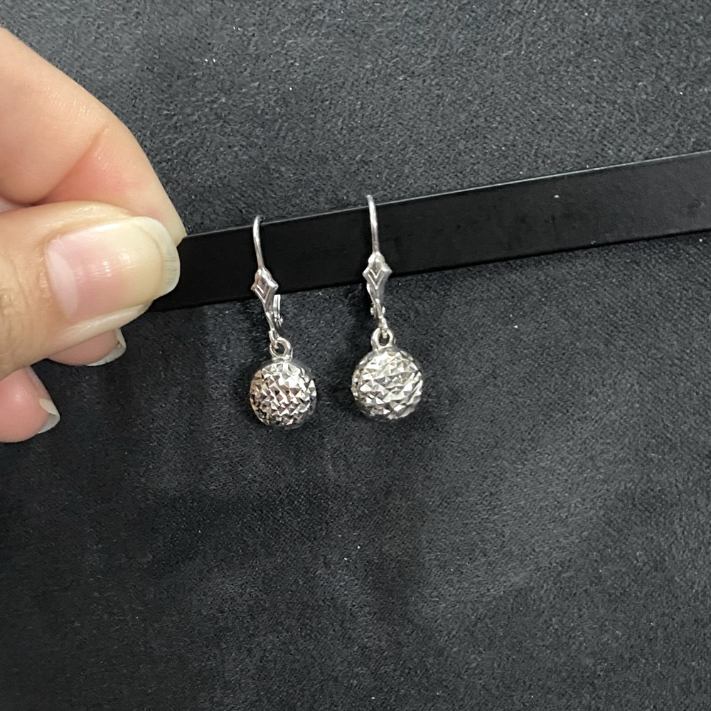 🛍️14k white gild carved in ball dangle earrings 🌸